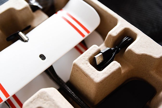 Neben dem Flieger, entdeckt man viel Zubehör.