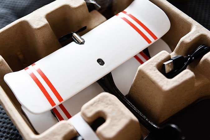 Größtenteils in rot/weiß gehalten, ist der Flieger eine echte Augenweide. 