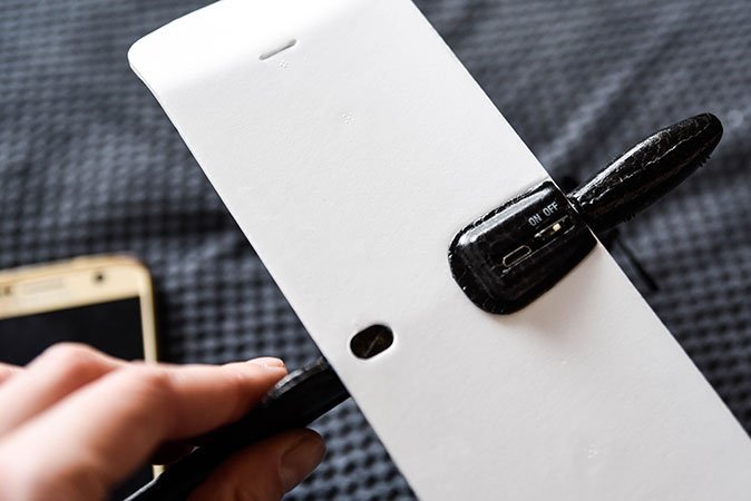 Leicht versteckt, befindet sich der An- und Ausschalter am unteren Teil des Fliegers.