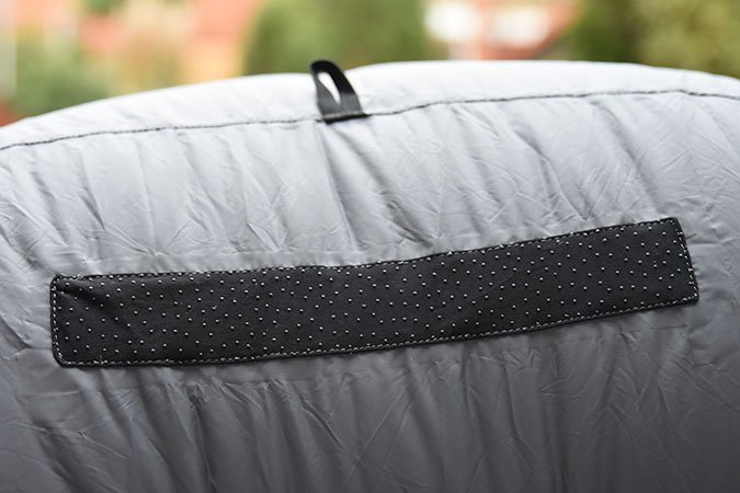 vorne und hinten sind Gummistopper angebracht