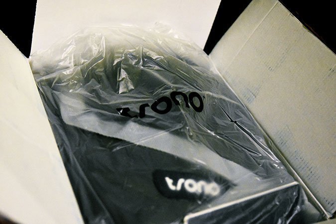 Verpackung in der Verpackung – Der Trono wird bei der Lieferung mit einer Folie geschützt