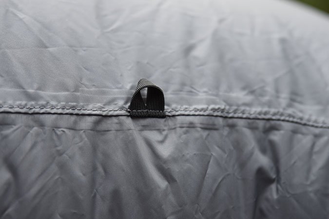 Diese Lasche eignet sich hervorragend dafür, den Trono im Boden zu verankern