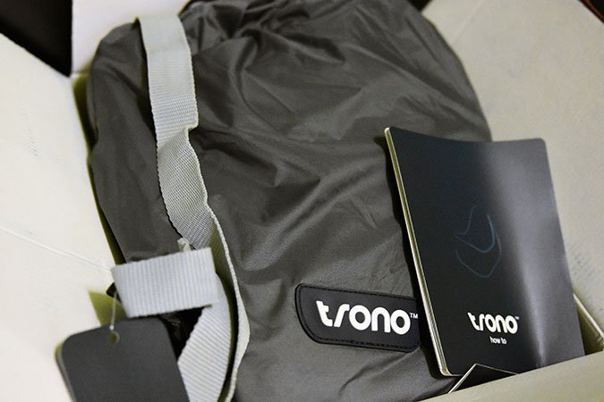 Der Trono Loungesessel im Aufbewahrungsbeutel mit Anleitung und Repair-Kit