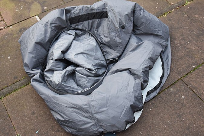 Aus diesem Haufen wird gleich ein eleganter Outdoor-Sessel