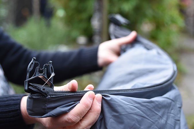 Die Öffnung mit beiden Händen festhalten und auseinanderziehen