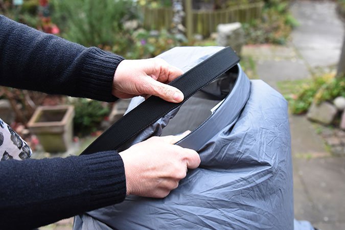 Durch diese Öffnung füllt sich der Trono mit Luft