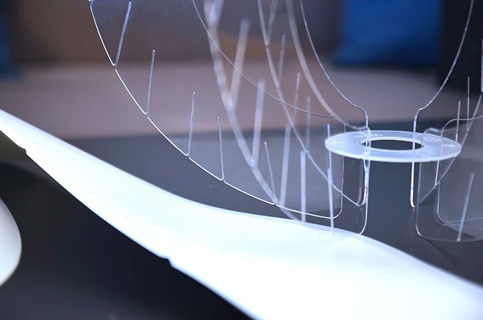 Der flexible Kunststoff wird zum Bauen des Lampenschirms in die Spalten gesteckt