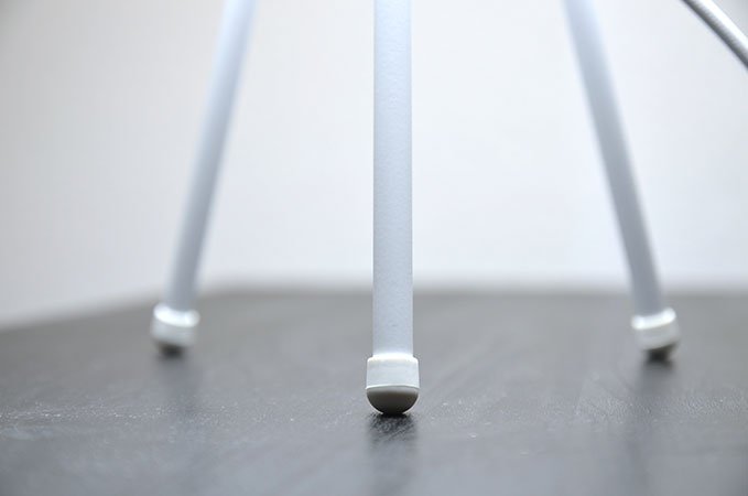 Das Dreibein-Stativ steht griffig dank Gummifüßen